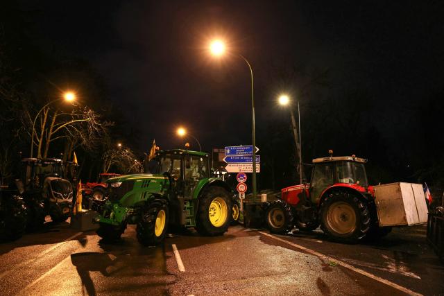 Tractors are parked to block a road during a demonstration of French agricultural union Coordination Rurale (CR) as part of a nationwide day of protests and actions called by several farmers unions to push the French government to block the Mercosur trade deal and protest against its handling of the nodular dermatitis (CND) epidemic, near the Porte d'Auteuil metro station in Paris on January 8, 2026. (Photo by Thomas SAMSON / AFP)