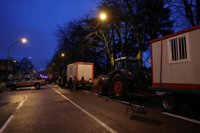 Farmers block a road with tractors at Porte d'Auteuil during a demonstration of French farmers union FDSEA Ile de France as part of a nationwide day of protests and actions called by several farmers unions to push French government to block the Mercosur trade deal and protest against its handling of the nodular dermatitis (CND) epidemic, in Paris on January 8, 2026. (Photo by Thomas SAMSON / AFP)