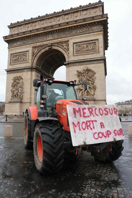 A tractor with a banner reading "Mercosur is definitely dead" is seen parked in front of the Arc de Triomphe during a demonstration of French agricultural union Coordination Rurale (CR) as part of a nationwide day of protests and actions called by several farmers unions to push the French government to block the Mercosur trade deal and protest against its handling of the nodular dermatitis (CND) epidemic, in Paris on January 8, 2026. (Photo by Thomas SAMSON / AFP)