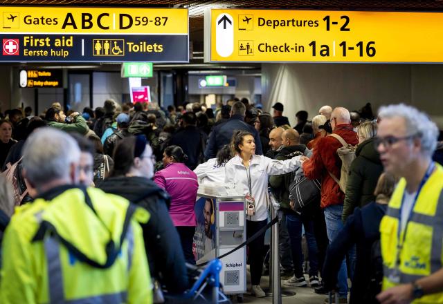 Passengers are queuing during a power outage at Schiphol Airport in Schiphol on January 8, 2026. The outage comes at a difficult time for Schiphol due to the wintry weather. Due to the poor weather conditions, air traffic at the airport has been severely disrupted in recent days, with numerous cancellations and delays. (Photo by Koen van Weel / ANP / AFP) / Netherlands OUT