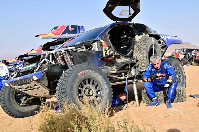 Ford Racing’s Spanish driver Carlos Sainz (R) and Spanish co?pilot Lucas Cruz are pictured at the refeul bivouac at the end of  the Stage 4, a Marathon stage, of the 48th edition of the Dakar Rally 2026, between Al-Ula and Al-Ula, Saudi Arabia, on January 7, 2026. (Photo by Giuseppe CACACE / AFP)