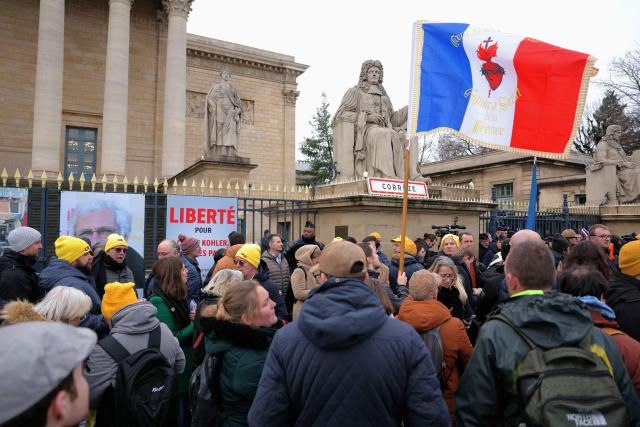 Farmers gather in front of France´s National Assembly during a demonstration of French agricultural union Coordination Rurale (CR) as part of a nationwide day of protests and actions called by several farmers unions to push the French government to block the Mercosur trade deal and protest against its handling of the nodular dermatitis (CND) epidemic, in Paris on January 8, 2026. (Photo by Thomas SAMSON / AFP)