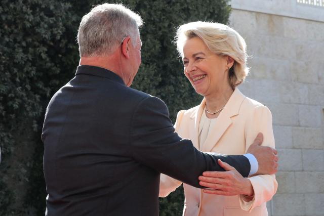 Jordan's King Abdullah II greets European Commission President Ursula von der Leyen upon her arrival for the Jordanian-European summit, at the Al-Husseiniya Palace in Amman on January 8, 2026. The summit is to discuss political and economic cooperation between Jordan and the EU, and the latest regional and international developments. (Photo by Khalil MAZRAAWI / AFP)
