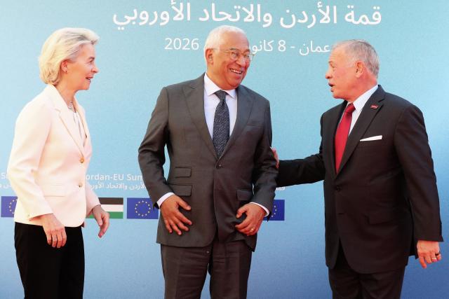 Jordan's King Abdullah II (R) greets European Council President Antonio Costa (2nd L) and European Commission President Ursula von der Leyen upon their arrival for the Jordanian-European summit, at the Al-Husseiniya Palace in Amman on January 8, 2026. The summit is to discuss political and economic cooperation between Jordan and the EU, and the latest regional and international developments. (Photo by Khalil MAZRAAWI / AFP)