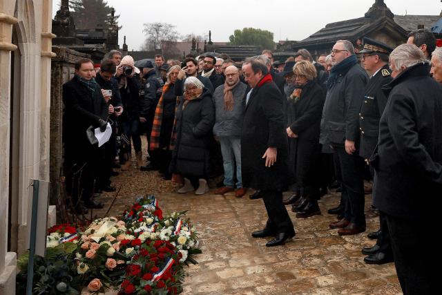 Former French president Francois Hollande (C) stands in front of the tomb of  late French Socialist president Francois Mitterrand on the 30th anniversary of his death, on January 8, 2026. (Photo by ROMAIN PERROCHEAU / AFP)