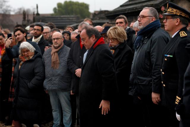 Former French president Francois Hollande (C) stands in front of the tomb of  late French Socialist president Francois Mitterrand on the 30th anniversary of his death, on January 8, 2026. (Photo by ROMAIN PERROCHEAU / AFP)