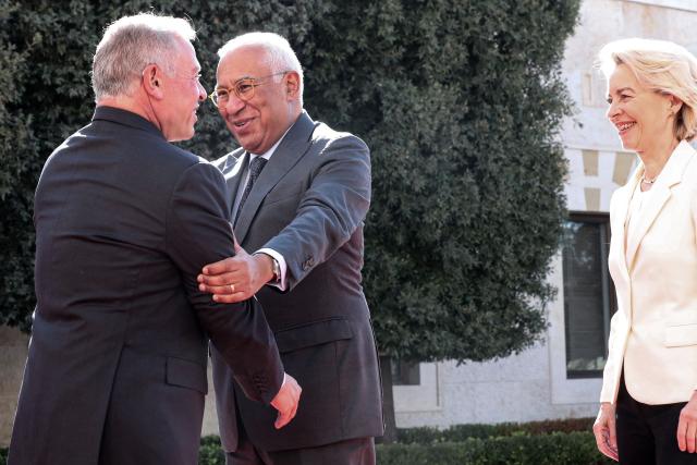 Jordan's King Abdullah II (R) greets European Council President Antonio Costa, as European Commission President Ursula von der Leyen looks on, upon their arrival for the Jordanian-European summit, at the Al-Husseiniya Palace in Amman on January 8, 2026. The summit is to discuss political and economic cooperation between Jordan and the EU, and the latest regional and international developments. (Photo by Fabrice COFFRINI / AFP)
