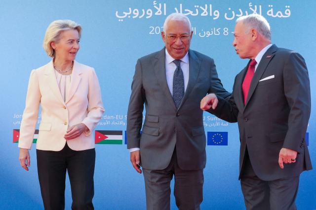 Jordan's King Abdullah II (R) greets European Council President Antonio Costa (C) and European Commission President Ursula von der Leyen upon their arrival for the Jordanian-European summit, at the Al-Husseiniya Palace in Amman on January 8, 2026. The summit is to discuss political and economic cooperation between Jordan and the EU, and the latest regional and international developments. (Photo by Khalil MAZRAAWI / AFP)
