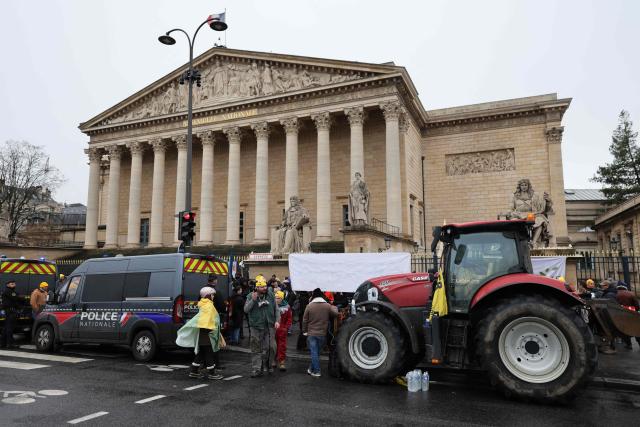 Farmers gather in front of France´s National Assembly during a demonstration of French agricultural union Coordination Rurale (CR) as part of a nationwide day of protests and actions called by several farmers unions to push the French government to block the Mercosur trade deal and protest against its handling of the nodular dermatitis (CND) epidemic, in Paris on January 8, 2026. (Photo by Ludovic MARIN / AFP)
