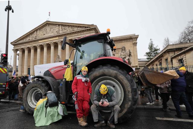 Farmers gather in front of France´s National Assembly during a demonstration of French agricultural union Coordination Rurale (CR) as part of a nationwide day of protests and actions called by several farmers unions to push the French government to block the Mercosur trade deal and protest against its handling of the nodular dermatitis (CND) epidemic, in Paris on January 8, 2026. (Photo by Ludovic MARIN / AFP)