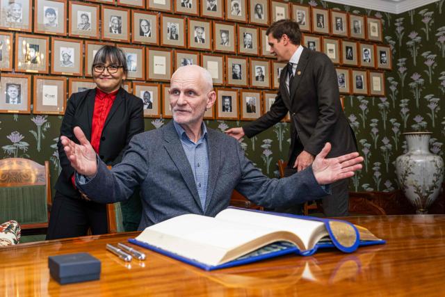 Belarusian human rights activist and 2022 Nobel Peace Prize laureate Ales Bialiatski gestures as he arrives to the Nobel Institute in Oslo on January 8, 2026. (Photo by Jonathan NACKSTRAND / AFP)