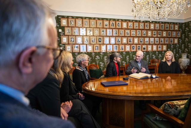 Belarusian human rights activist and 2022 Nobel Peace Prize laureate Ales Bialiatski (C) and his wife Natallia Pinchuk are seated with the Norwegian Nobel Committee members at the Nobel Institute in Oslo on January 8, 2026. (Photo by Jonathan NACKSTRAND / AFP)