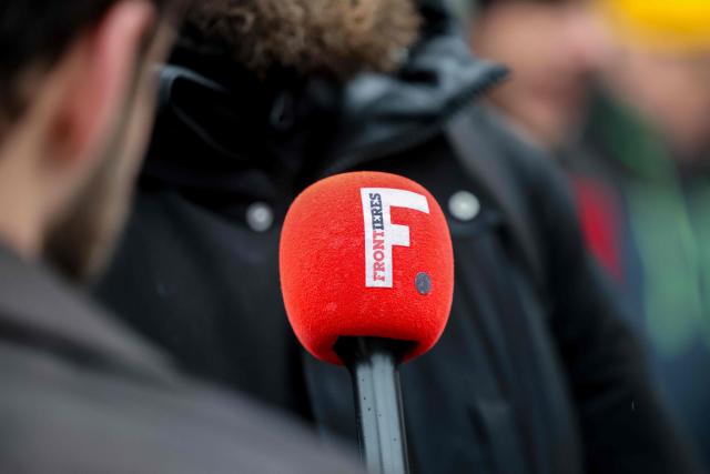 This photograph shows a journalist of the French "Frontieres" Magazine interviewing a person during a demonstration of French agricultural union Coordination Rurale (CR) as part of a nationwide day of protests and actions called by several farmers unions to push the French government to block the Mercosur trade deal and protest against its handling of the nodular dermatitis (CND) epidemic, in Paris on January 8, 2026. (Photo by Ludovic MARIN / AFP)