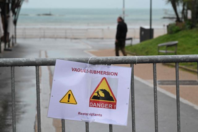 This photograph shows a sign indicating the closure of a beach due to a risk of high-wave submersion in Dinard, north-western France on January 8, 2026, as storm Goretti is announced to approach France's northern coasts. (Photo by Damien MEYER / AFP)