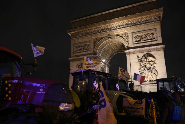 This photograph shows tractors in front of the Arc de Triomphe monument during a demonstration of the Coordination Rurale (CR) farmers union as part of a nationwide day of protests and actions called by several farmers unions to push the French government to block the Mercosur trade deal and protest against its handling of the nodular dermatitis (CND) epidemic, in Paris on January 8, 2026. (Photo by Alain JOCARD / AFP)
