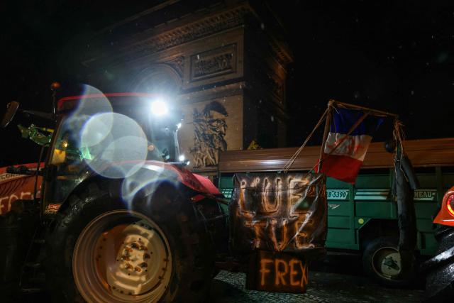 TOPSHOT - This photograph shows a dummy hanged with a a French flag displayed on a tractor in front of the Arc de Triomphe monument during a demonstration of the Coordination Rurale (CR) farmers union as part of a nationwide day of protests and actions called by several farmers unions to push the French government to block the Mercosur trade deal and protest against its handling of the nodular dermatitis (CND) epidemic, in Paris on January 8, 2026. (Photo by Alain JOCARD / AFP)