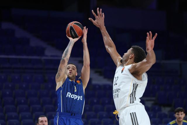 Maccabi's Danish guard #00 Iffe Lundberg attempts a shot defended by Real Madrid's Cape Verdean center #22 Edy Tavares during the Euroleague basketball match between Real Madrid and Maccabi Tel Aviv at Movistar Arena in Madrid on January 8, 2026. Real Madrid plays a EuroLeague basketball game against Maccabi Rapyd Tel Aviv behind closed doors over security concerns, the latest disruption to Spanish sport linked to Israeli participation. (Photo by Thomas COEX / AFP)