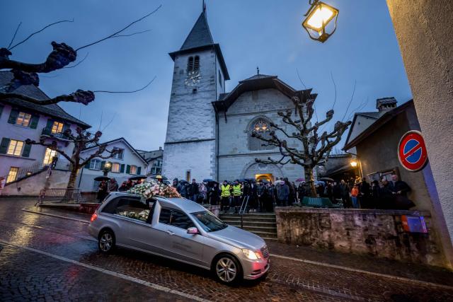 The hearse leaves the temple at the end of the funeral of 16 year old Arthur Brodard who died in Crans-Montana, in Lutry on January 8, 2026. Fourty people, most of them teenagers, were killed while 116 were injured in a fire that ripped through a bar in the luxury Alpine ski resort of Crans-Montana on New Year's Eve. (Photo by Fabrice COFFRINI / AFP)