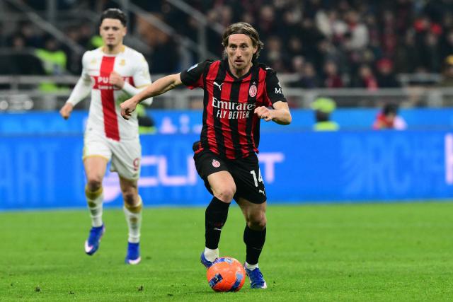 AC Milan's Croatian midfielder #14 Luka Modric controls the ball during the Italian Serie A football match between AC Milan and Genoa at San Siro stadium in Milan, northern Italy, on January 8, 2025. (Photo by Stefano RELLANDINI / AFP)