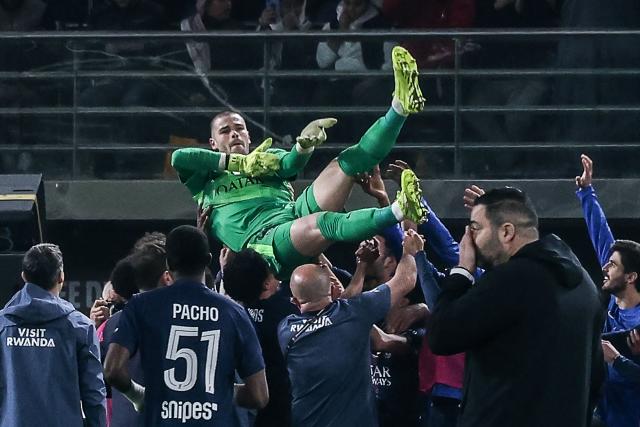Paris Saint-Germain's French goalkeeper #30 Lucas Chevalier (C) is lifted by teammates after PSG won following a penalty shoot-out in the French Champions' Trophy (Trophee des Champions) football match between Paris Saint-Germain (PSG) and Olympique de Marseille (OM) at the Jaber Al-Ahmad International Stadium in Kuwait City on January 8, 2026. (Photo by YASSER AL-ZAYYAT / AFP)