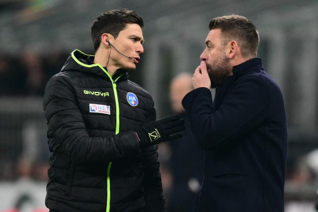 Genoa's Italian coach Daniele De Rossi argues with referee during the Italian Serie A football match between AC Milan and Genoa at San Siro stadium in Milan, northern Italy, on January 8, 2025. (Photo by Stefano RELLANDINI / AFP)
