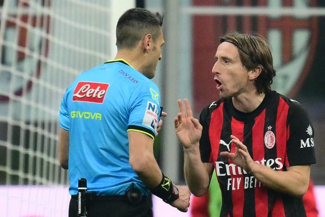 AC Milan's Croatian midfielder #14 Luka Modric speaks with Italian referee Maurizio Mariani di Aprilia during the Italian Serie A football match between AC Milan and Genoa at San Siro stadium in Milan, northern Italy, on January 8, 2025. (Photo by Stefano RELLANDINI / AFP)