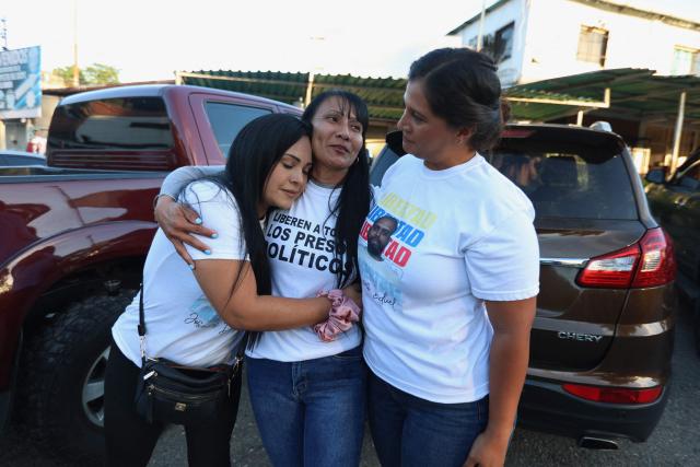 Relatives of prisoners wait in front of El Rodeo jail in Caracas on January 8, 2026. Venezuelan authorities are releasing a "large number" of prisoners, some of them foreigners, five days after US forces ousted authoritarian leader Nicolas Maduro, parliament speaker Jorge Rodriguez said o January 8. (Photo by Pedro MATTEY / AFP)