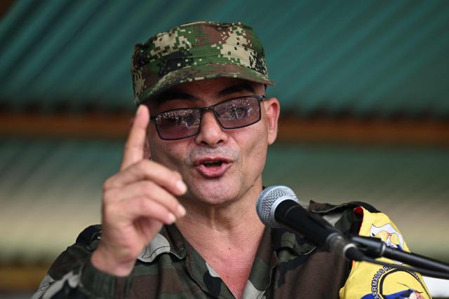 (FILES) FARC-EP dissidence top commander, aka Ivan Mordisco, speaks during a meeting with local communities in San Vicente del Caguan, Caqueta Department, Colombia, on April 16, 2023. Colombia's most-wanted rebel leader, alias Ivan Mordisco, on January 8, 2026, summoned other guerrilla commanders to a meeting to discuss facing up to the United States after it deposed Nicolas Maduro as president of neighbouring Venezuela. (Photo by Joaquín SARMIENTO / AFP)