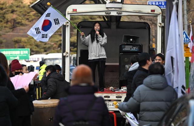 Supporters of South Korea's former impeached president Yoon Suk Yeol gather in front of the Seoul Central District Court in Seoul on January 9, 2026, as Yoon's final criminal trial on insurrection charges is held in the court. (Photo by Jung Yeon-je / AFP)