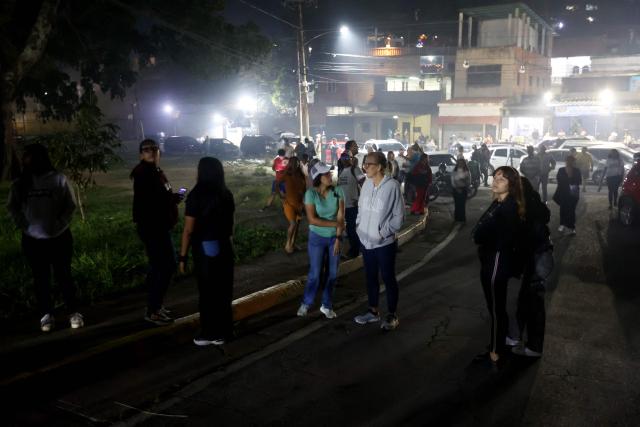 Relatives of prisoners wait in front of El Rodeo jail in Caracas on January 8, 2026. Venezuelan authorities are releasing a "large number" of prisoners, some of them foreigners, five days after US forces ousted authoritarian leader Nicolas Maduro, parliament speaker Jorge Rodriguez said on January 8. (Photo by Pedro MATTEY / AFP)