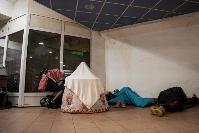 People take shelter at a metro station during Russian drone and missile attacks in Kyiv early on January 9, 2026, amid the Russian invasion of Ukraine. (Photo by Serhii Okunev / AFP)