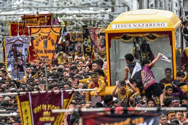 Catholic devotees join along with the carriage carrying the image of Jesus Nazareno, also known as Jesus the Nazarene, during the annual religious procession in Manila on January 9, 2026. Tens of thousands of Philippine Catholics twirled white cloths and chanted "Viva, viva" as a historic statue of Jesus Christ was paraded through the streets of Manila on January 9 in the nation's biggest annual religious event. (Photo by Jam STA ROSA / AFP)