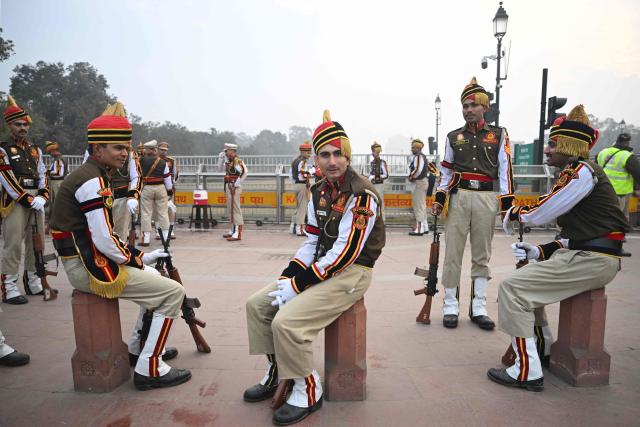 Delhi police cadets take a break during a rehearsal ahead of the Republic Day parade, on a cold winter morning in New Delhi on January 9, 2026. (Photo by Arun SANKAR / AFP)