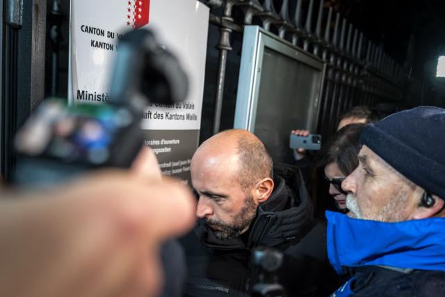 Owner of Le Constellation bar Jacques Moretti (C) arrives for a hearing at the Office of the public prosecutor of the Canton of Valais, in Sion, on January 9, 2026. The French couple, facing charges of manslaughter by negligence, bodily harm by negligence and arson by negligence, have been called in for questioning after 40 people, most of them teenagers, were killed, while 116 were injured in a fire that ripped through a bar in the luxury Alpine ski resort of Crans-Montana on New Year's Eve. (Photo by Fabrice COFFRINI / AFP)