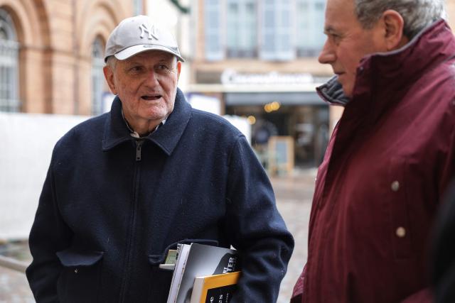 Jean-Paul (L), a 70-year-old man who smashed an egg on Rassemblement National's far-right politician Jordan Bardella's head in Moissac, speaks with a member of a support committee ahead of his trial, in front of the courthouse in Montauban, southwestern France on January 9, 2026. (Photo by Valentine CHAPUIS / AFP)