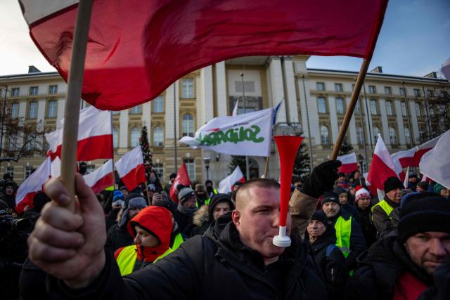 Polish farmers and supporters protest against the EU-Mercosur agreement in Warsaw, Poland on January 9, 2026. The EU gave on January 9, 2025 a long-delayed go, ahead to a huge trade deal with South American bloc Mercosur championed by business groups but loathed by many European farmers. (Photo by Wojtek RADWANSKI / AFP)