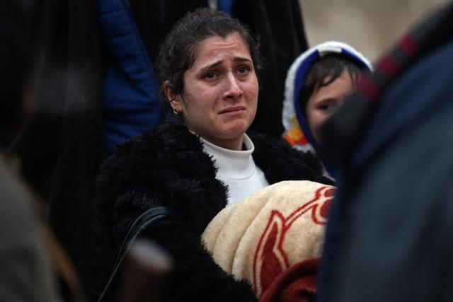 A resident of Aleppo's Sheikh Maqsoud area evacuates her neighbourhood after warnings from the Syrian army that called on civilians to get out of harms way, following the refusal of Kurdish fighter forces to leave Aleppo, on January 9, 2026. Syria's army warned on January 9 it would renew attacks against a Kurdish-majority district of Aleppo and urged residents to evacuate, state media reported, hours after a ceasefire was announced. (Photo by OMAR HAJ KADOUR / AFP)