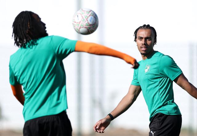 Ivory Coast's defender #17 Guela Doue (R) attends a training session at the Agadir stadium on January 9, 2026, on the eve of the Africa Cup of Nations (CAN) round of the quarter-final football match between Egypt and Ivory Coast. (Photo by FRANCK FIFE / AFP)