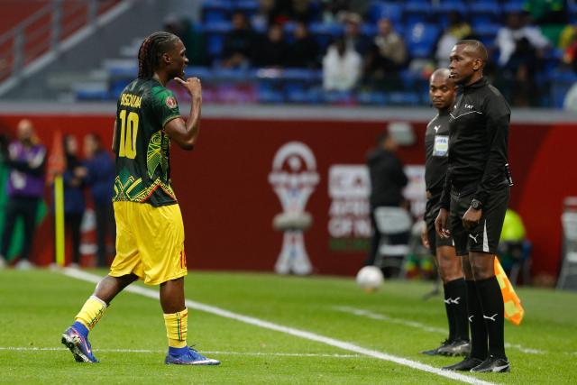 Mali's midfielder #10 Yves Bissouma leaves the pitch after receiving a red card during the Africa Cup of Nations (CAN) quarter-final football match between Mali and Senegal at the Grand Stadium in Tangiers on January 9, 2026. (Photo by Abdel Majid BZIOUAT / AFP)