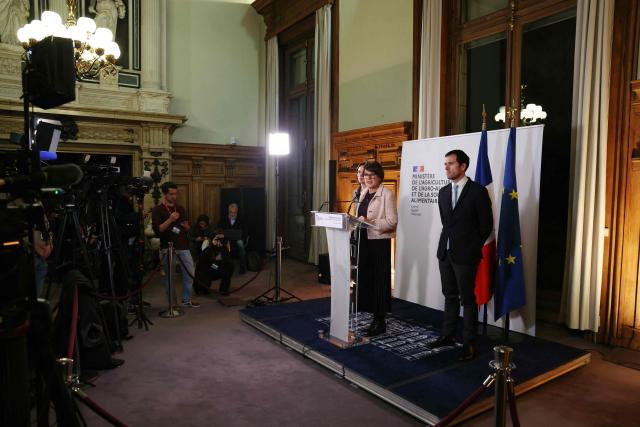 France's Agriculture Minister Annie Genevard (C) speaks, flanked by France's Public Accounts Minister Amelie de Montchalin (L) and Frances junior Minister in charge of the environment Mathieu Lefevre (R), during a press conference focused on announcements for the agricultural sector at the French Agriculture Ministry in Paris on January 9, 2026. French farmers have been demonstrating over a number of issues involving their sector, notably including the EU-Mercosur trade deal and more recently the government's handling of the epidemic of bovine sickness nodular dermatitis (dermatose nodulaire contagieuse), widely known as lumpy skin disease. (Photo by Alain JOCARD / AFP)