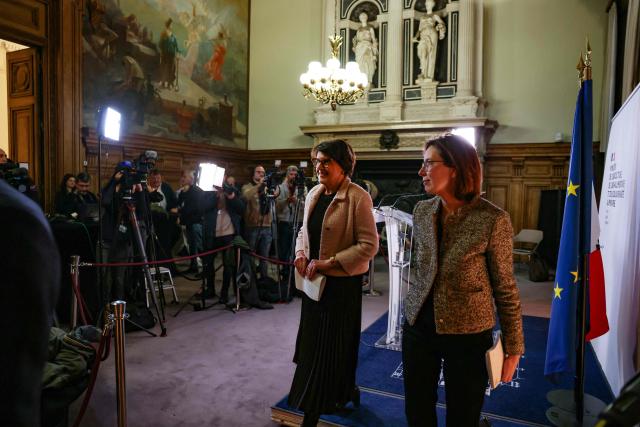 France's Agriculture Minister Annie Genevard (C) and France's Public Accounts Minister Amelie de Montchalin (R) leave after a press conference focused on announcements for the agricultural sector at the French Agriculture Ministry in Paris on January 9, 2026. French farmers have been demonstrating over a number of issues involving their sector, notably including the EU-Mercosur trade deal and more recently the government's handling of the epidemic of bovine sickness nodular dermatitis (dermatose nodulaire contagieuse), widely known as lumpy skin disease. (Photo by Alain JOCARD / AFP)