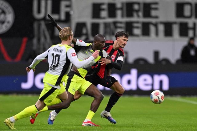 (R-L) Frankfurt's German defender #04 Robin Koch, Dortmund's Guinean forward #09 Serhou Guirassy and Dortmund's German midfielder #10 Julian Brandt vie for the ball during the German first division Bundesliga football match between Eintracht Frankfurt and BVB Borussia Dortmund in Frankfurt am Main, western Germany, on January 9, 2026. (Photo by Kirill KUDRYAVTSEV / AFP) / DFL REGULATIONS PROHIBIT ANY USE OF PHOTOGRAPHS AS IMAGE SEQUENCES AND/OR QUASI-VIDEO