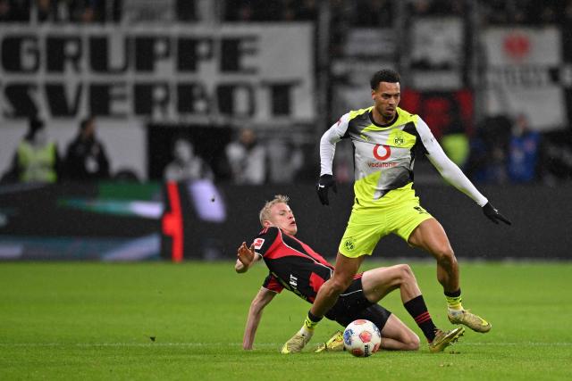 Dortmund's German midfielder #08 Felix Nmecha (R) and Frankfurt's Danish midfielder #06 Oscar Hojlund vie for the ball during the German first division Bundesliga football match between Eintracht Frankfurt and BVB Borussia Dortmund in Frankfurt am Main, western Germany, on January 9, 2026. (Photo by Kirill KUDRYAVTSEV / AFP) / DFL REGULATIONS PROHIBIT ANY USE OF PHOTOGRAPHS AS IMAGE SEQUENCES AND/OR QUASI-VIDEO