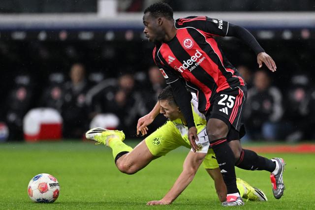 Dortmund's German defender #04 Nico Schlotterbeck and Frankfurt's French forward #25 Arnaud Kalimuendo vie for the ball during the German first division Bundesliga football match between Eintracht Frankfurt and BVB Borussia Dortmund in Frankfurt am Main, western Germany, on January 9, 2026. (Photo by Kirill KUDRYAVTSEV / AFP) / DFL REGULATIONS PROHIBIT ANY USE OF PHOTOGRAPHS AS IMAGE SEQUENCES AND/OR QUASI-VIDEO