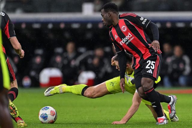 Dortmund's German defender #04 Nico Schlotterbeck and Frankfurt's French forward #25 Arnaud Kalimuendo vie for the ball during the German first division Bundesliga football match between Eintracht Frankfurt and BVB Borussia Dortmund in Frankfurt am Main, western Germany, on January 9, 2026. (Photo by Kirill KUDRYAVTSEV / AFP) / DFL REGULATIONS PROHIBIT ANY USE OF PHOTOGRAPHS AS IMAGE SEQUENCES AND/OR QUASI-VIDEO