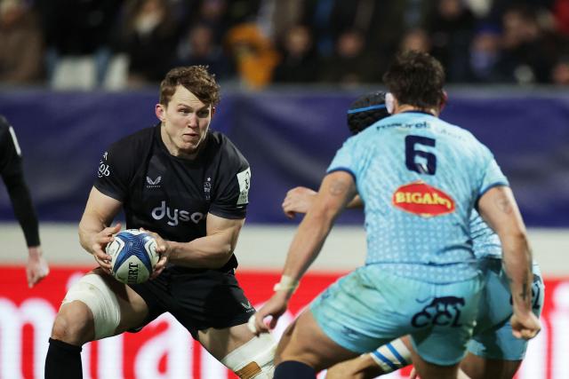 Bath's English flanker Ted Hill (L) looks for a pass challenged by Castres' French flanker Baptiste Delaporte during the European Rugby Champions Cup Pool 2 rugby union match between Castres Olympique (FRA) and Bath (ENG) at the Pierre Fabre stadium in Castres on January 9, 2026. (Photo by Valentine CHAPUIS / AFP)