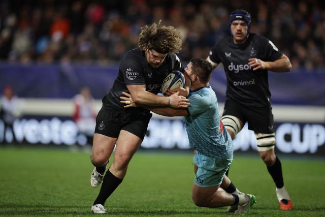 Castres' French prop Quentin Walcker (C) tackles Bath's English eighthman Alfie Barbeary (L) during the European Rugby Champions Cup Pool 2 rugby union match between Castres Olympique (FRA) and Bath (ENG) at the Pierre Fabre stadium in Castres on January 9, 2026. (Photo by Valentine CHAPUIS / AFP)