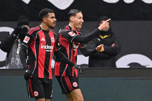 Frankfurt's German forward #11 Younes Ebnoutalib (R) celebrates scoring the 2-2 goal with his teammate Frankfurt's German forward #07 Ansgar Knauff during the German first division Bundesliga football match between Eintracht Frankfurt and BVB Borussia Dortmund in Frankfurt am Main, western Germany, on January 9, 2026. (Photo by Kirill KUDRYAVTSEV / AFP) / DFL REGULATIONS PROHIBIT ANY USE OF PHOTOGRAPHS AS IMAGE SEQUENCES AND/OR QUASI-VIDEO  ALTERNATIVE CROP