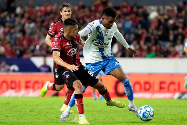 Atlas' Argentine midfielder #08 Mateo Garcia and Puebla's midfielder #15 Édgar Guerra fight for the ball during the Liga MX Clausura football match between Atlas and Puebla at Jalisco Stadium in Guadalajara, Jalisco state, Mexico on January 9, 2026. (Photo by Ulises Ruiz / AFP)
