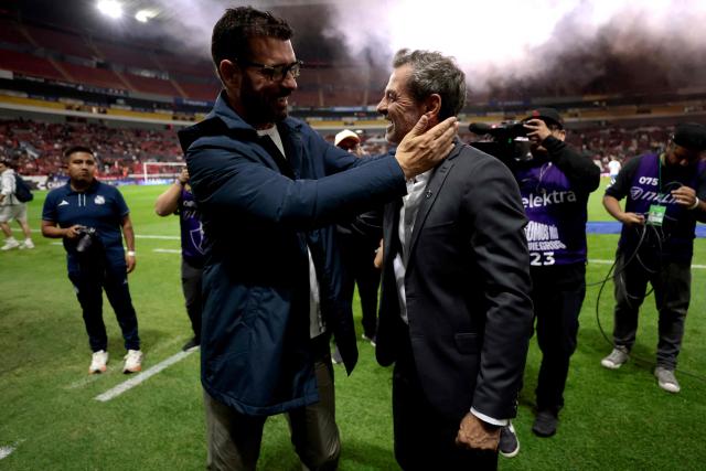 Puebla's Spanish head coach Albert Espigares (L) greets Atlas' Argentine head coach Diego Cocca ahead of the Liga MX Clausura football match between Atlas and Puebla at Jalisco Stadium in Guadalajara, Jalisco state, Mexico on January 9, 2026. (Photo by Ulises RUIZ / AFP)